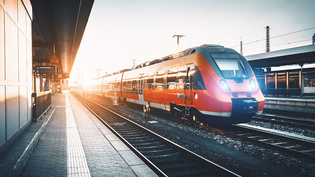 Infrastruktur: Bahnhof mit Zug