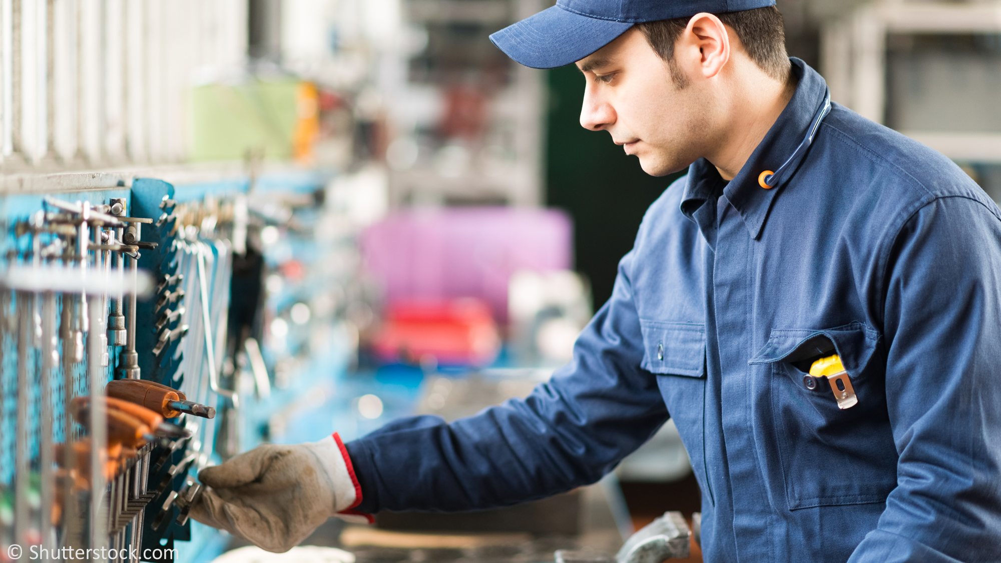 Ein Mann steht an der Werkbank