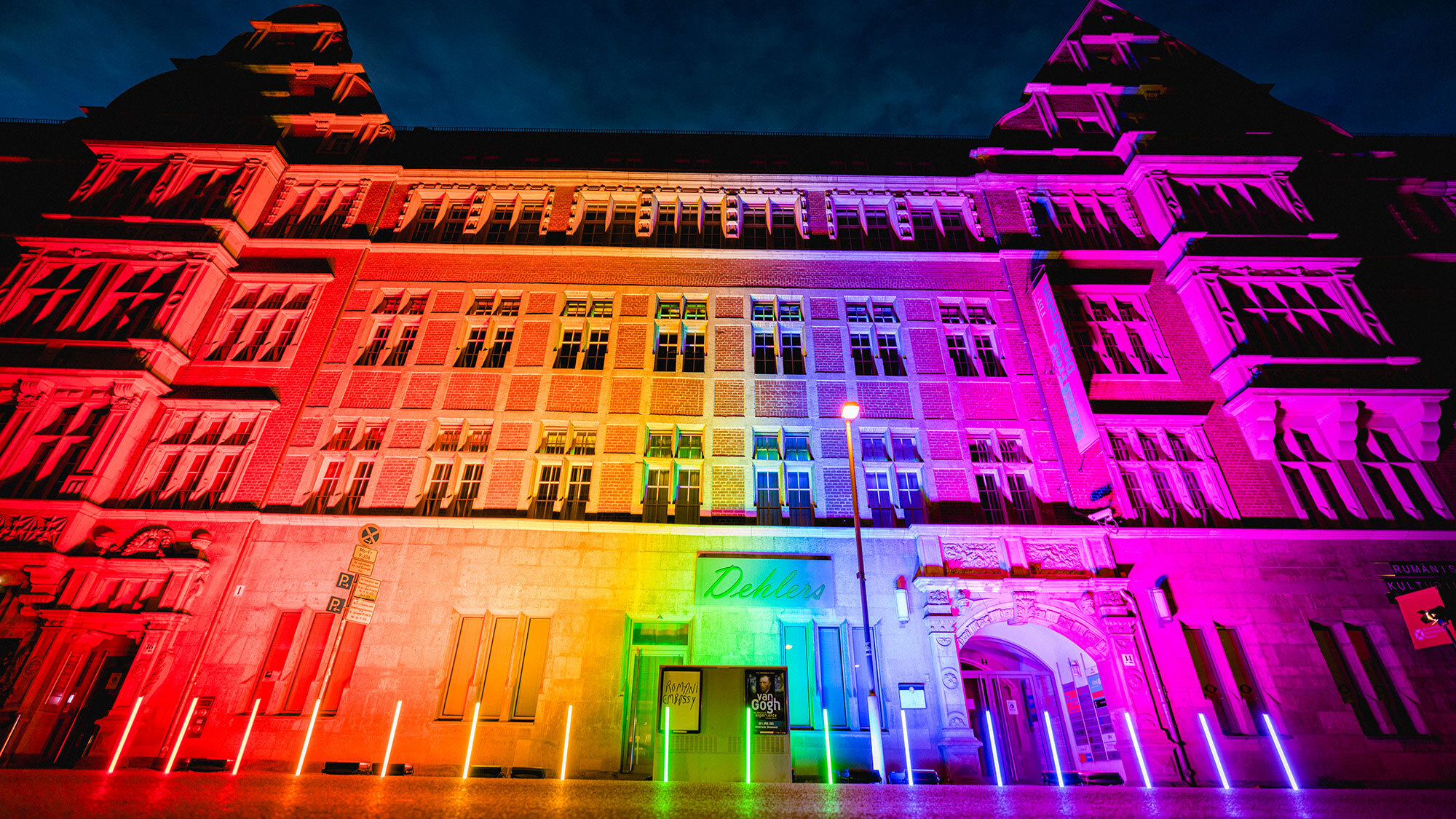 FDP Bundesgeschäftstelle in Regenbogen-Beleuchtung
