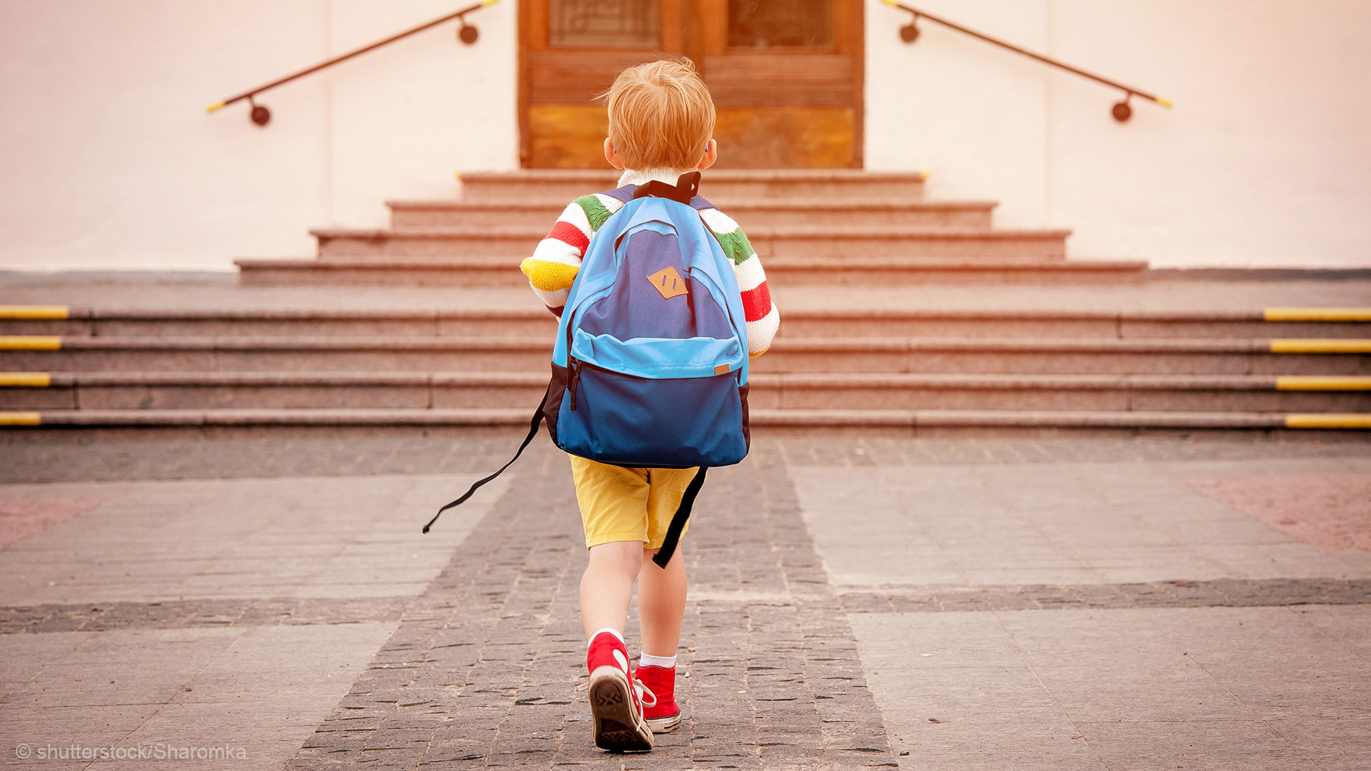 Kind auf dem Weg in die Schule