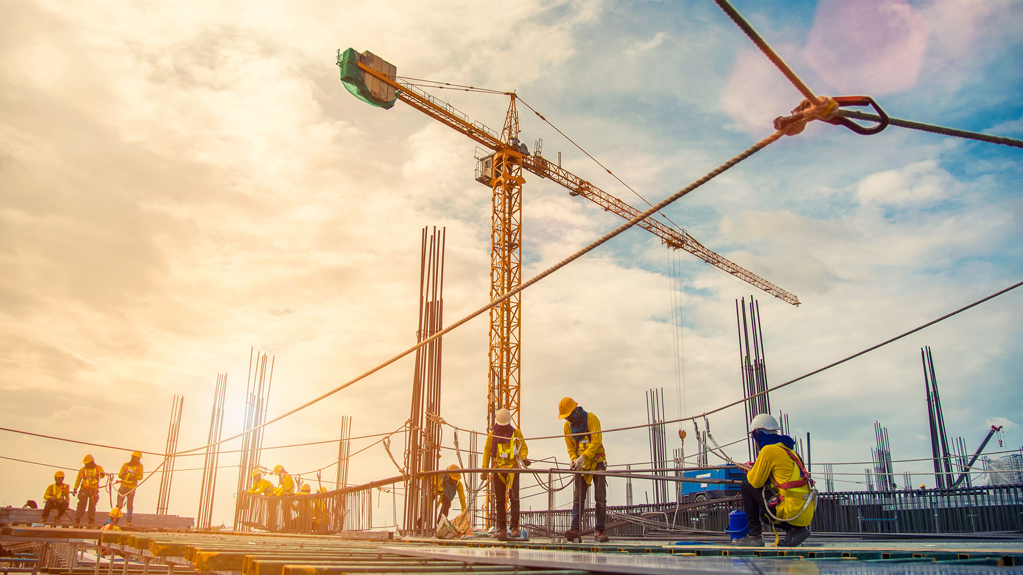 Wirtschaft: Arbeiter auf einer Baustelle mit Kränen 