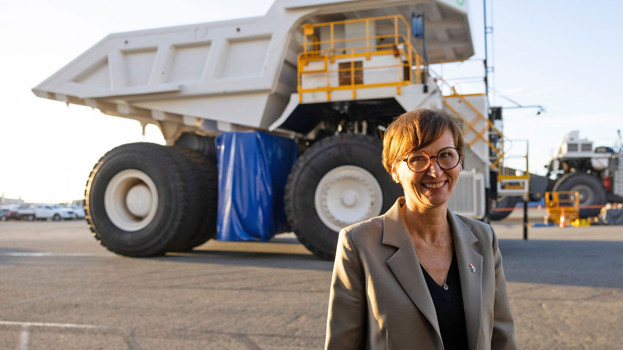 Bettina Stark-Watzinger vor einem Truck, der mit Wassersoff betrieben wird.