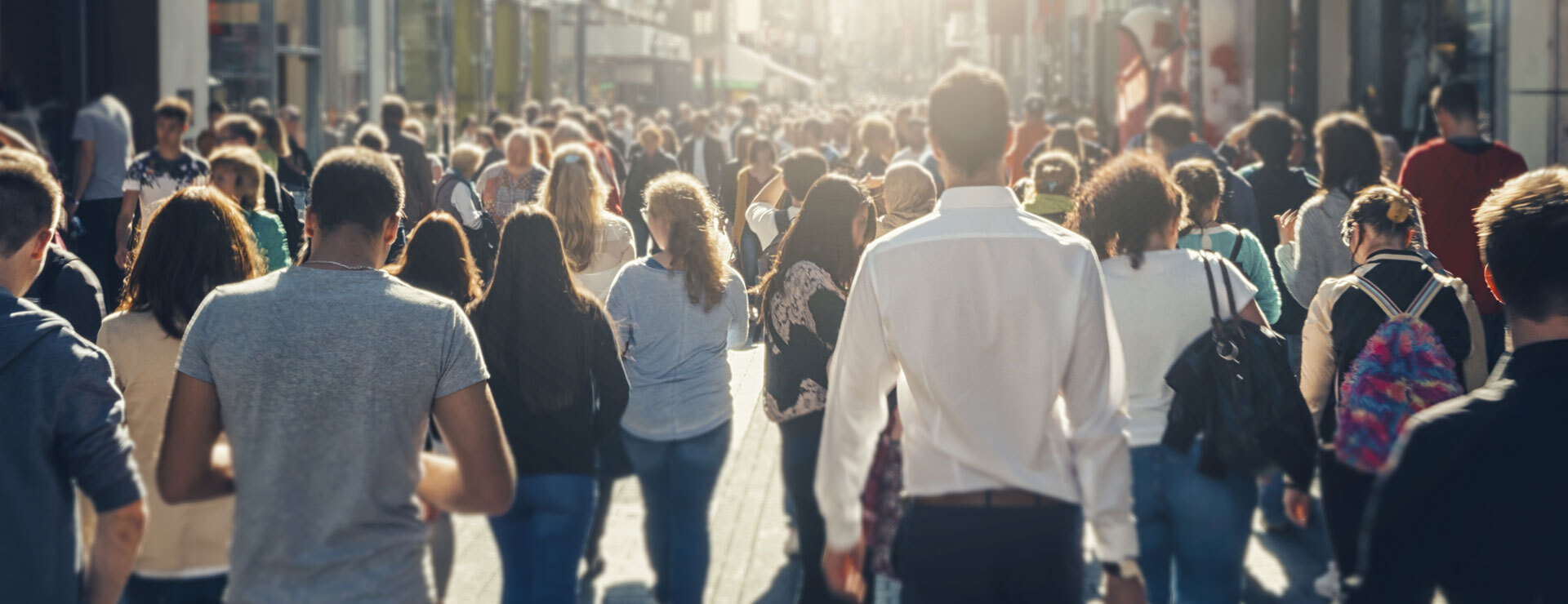 Menschen in der Fußgängerzone
