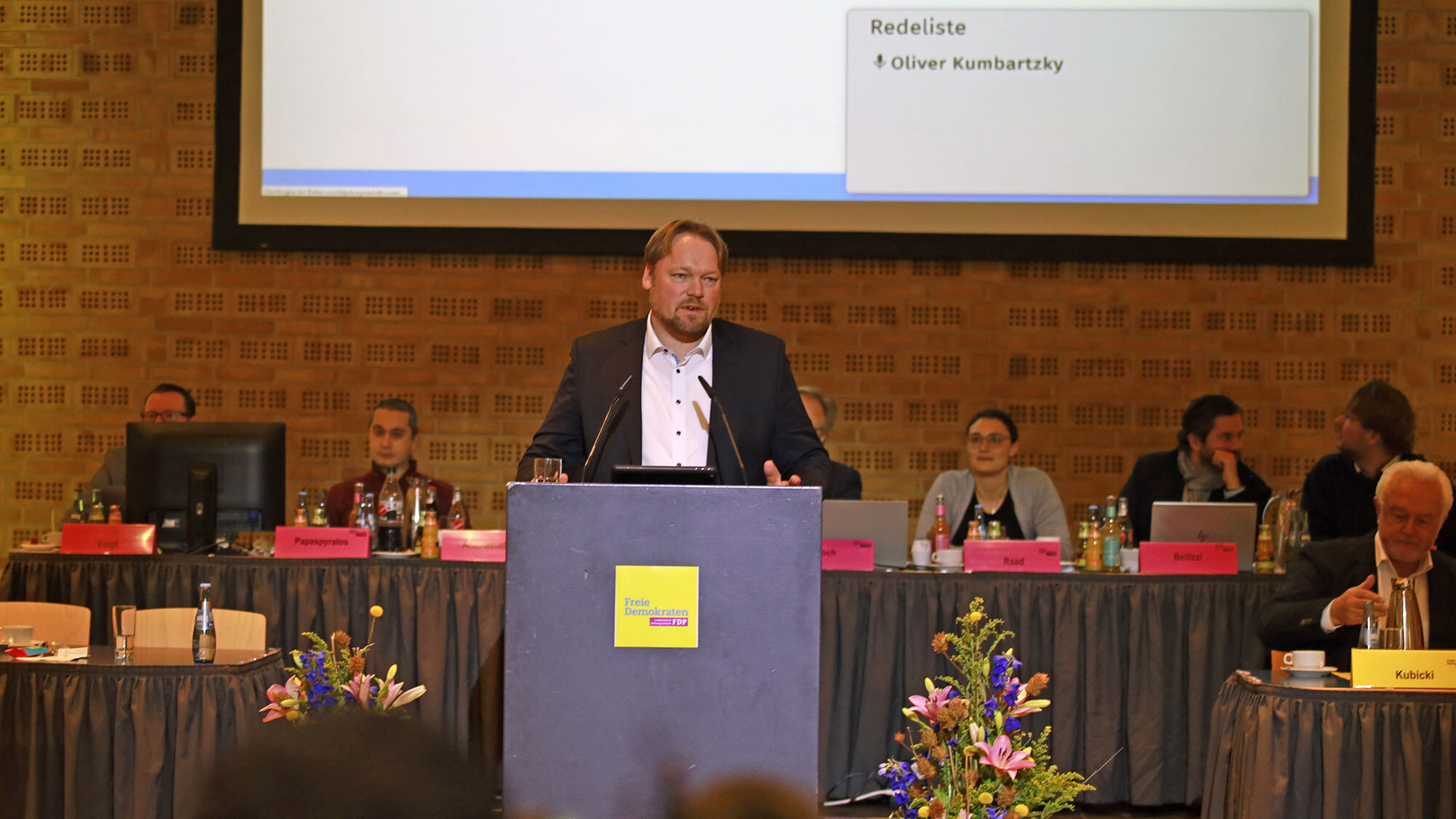 Oliver Kumbartzky auf der Bühne des Landesparteitags der FDP Schleswig-Holstein in Neumünster