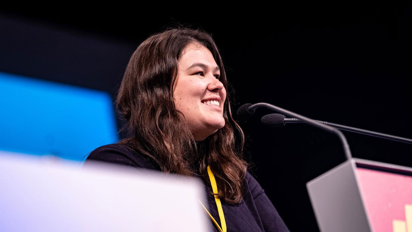 Franziska Brandmann steht auf der Bühne beim 65. Bundeskongress der Jungen Liberalen und wurde als Bundesvorsitzende wiedergewählt