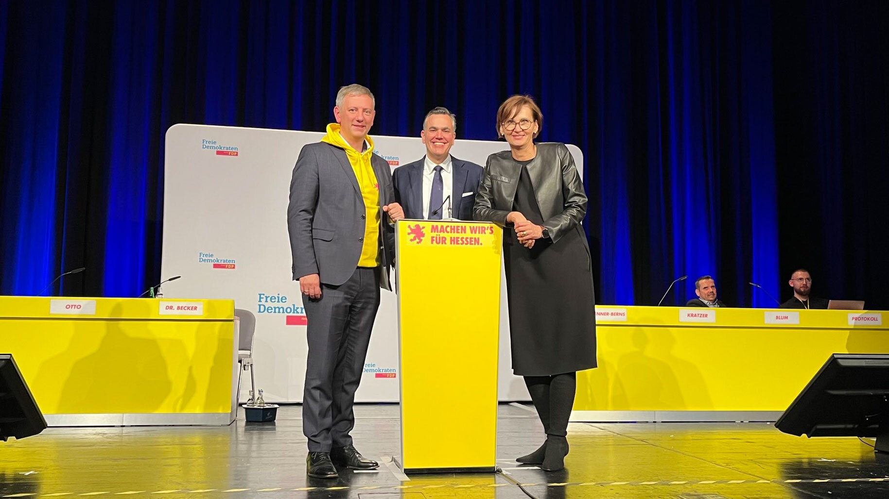 Moritz Promny, Stefan Naas und Bettina Stark-Watzinger auf der Bühne des Landesparteitags der FDP Hessen