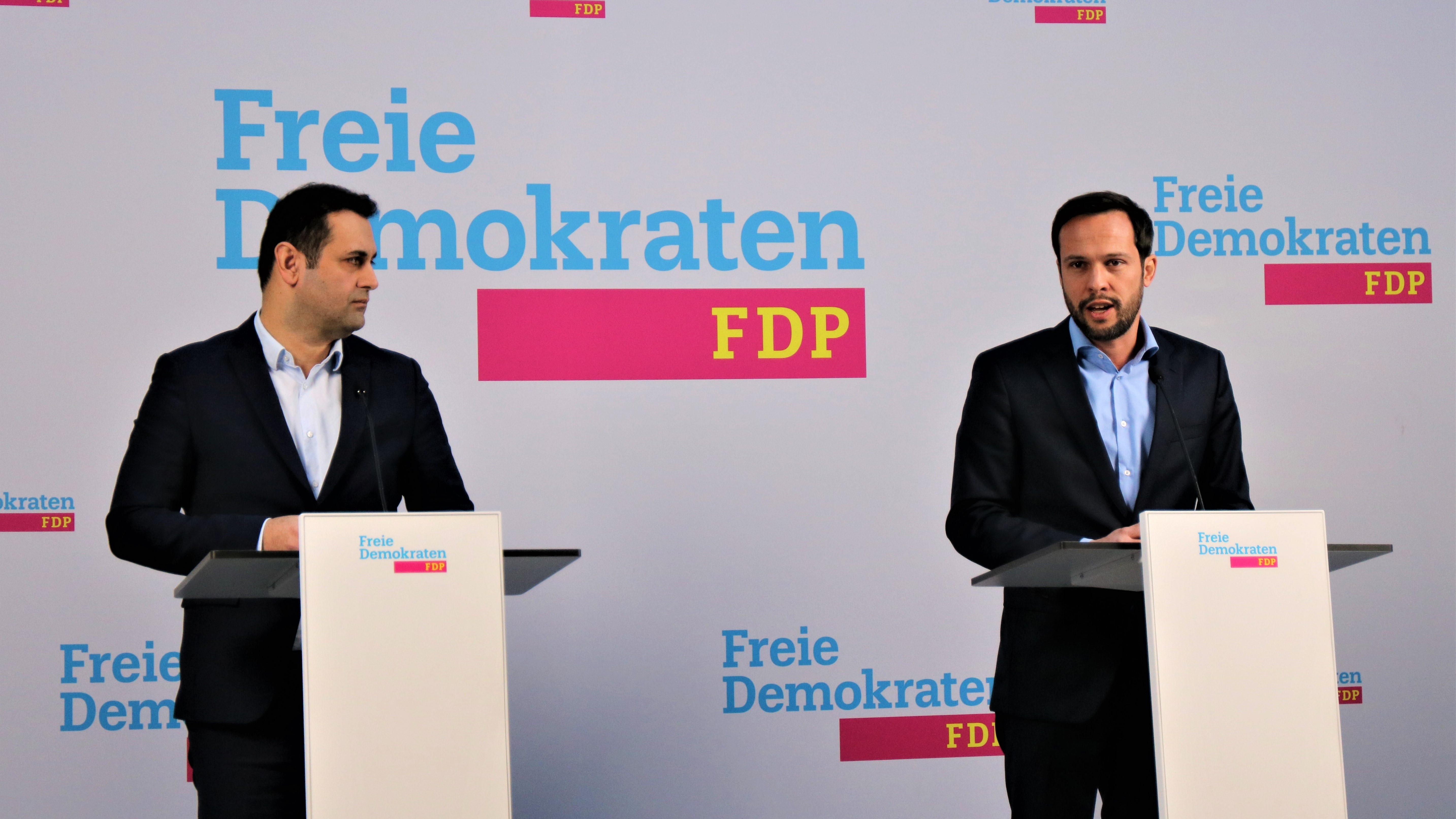 Bijan Djir-Sarai und Martin Hagen auf einer Pressekonferenz der Freien Demokraten im Hans-Dietrich-Genscher-Haus