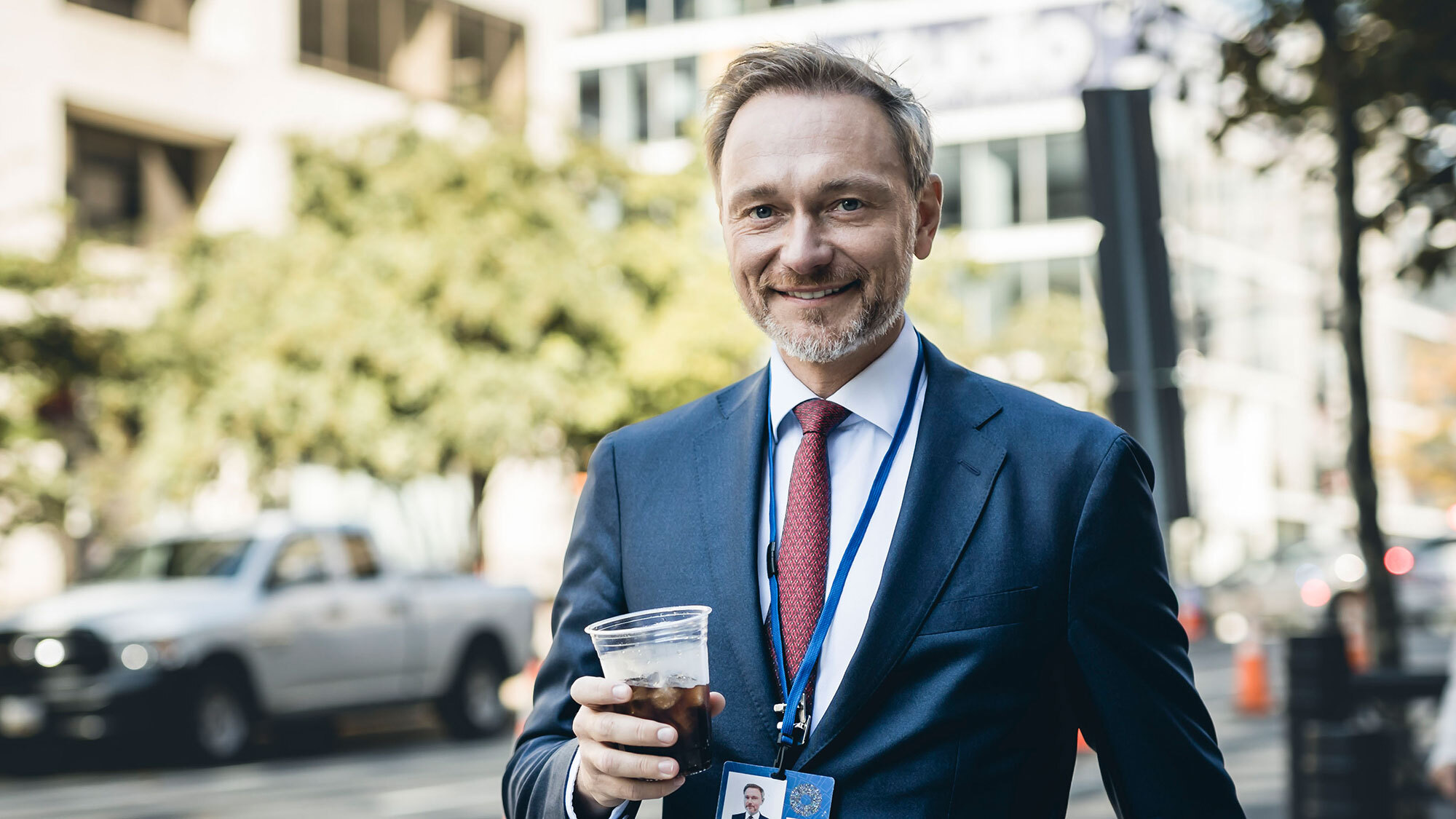 Christian Lindner, FDP-Bundesvorsitzender und Finanzminister, läuft eine Straße entlang