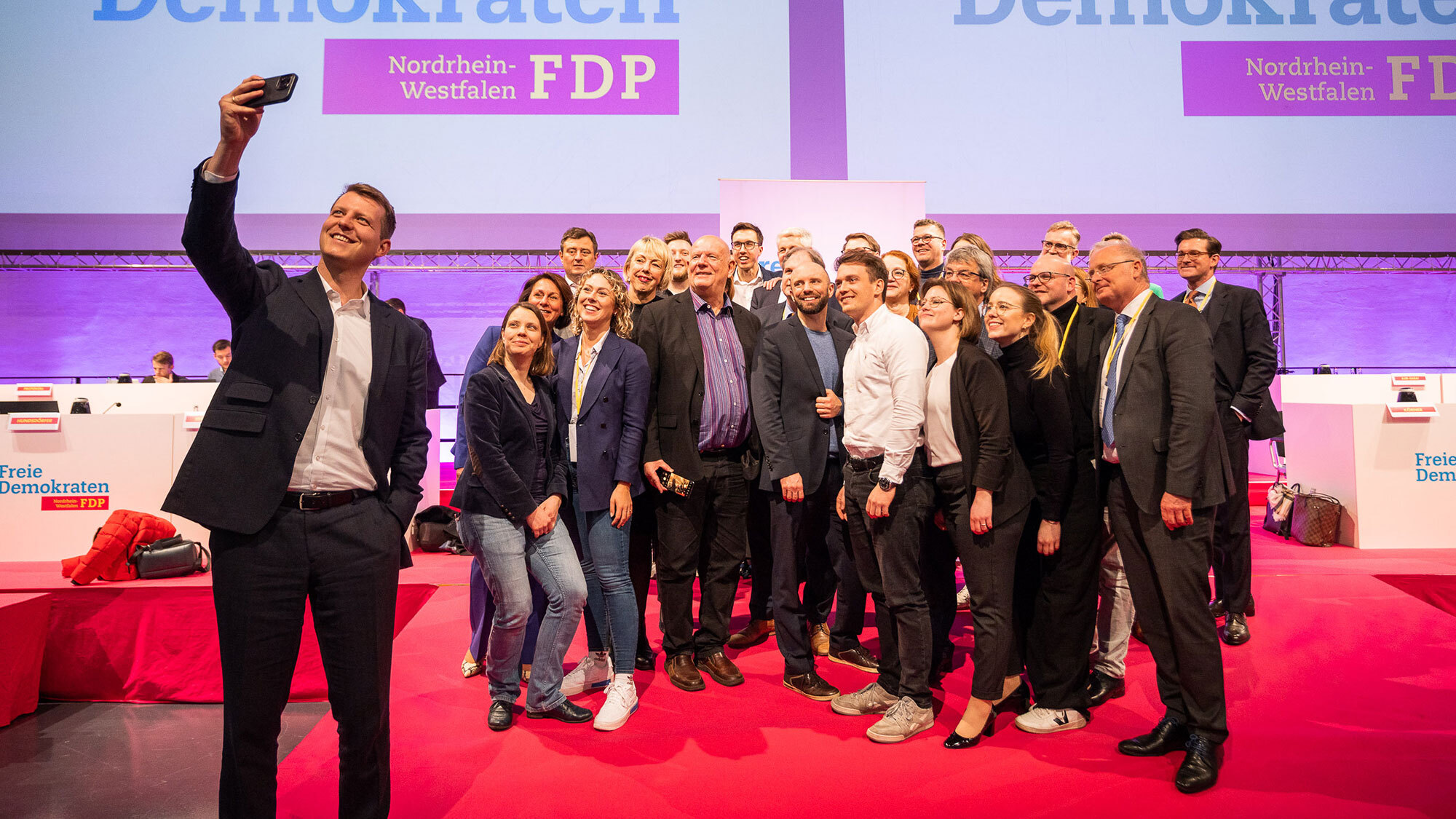 Henning Höne und der Landesvorstand der FDP NRW auf dem Landesparteitag