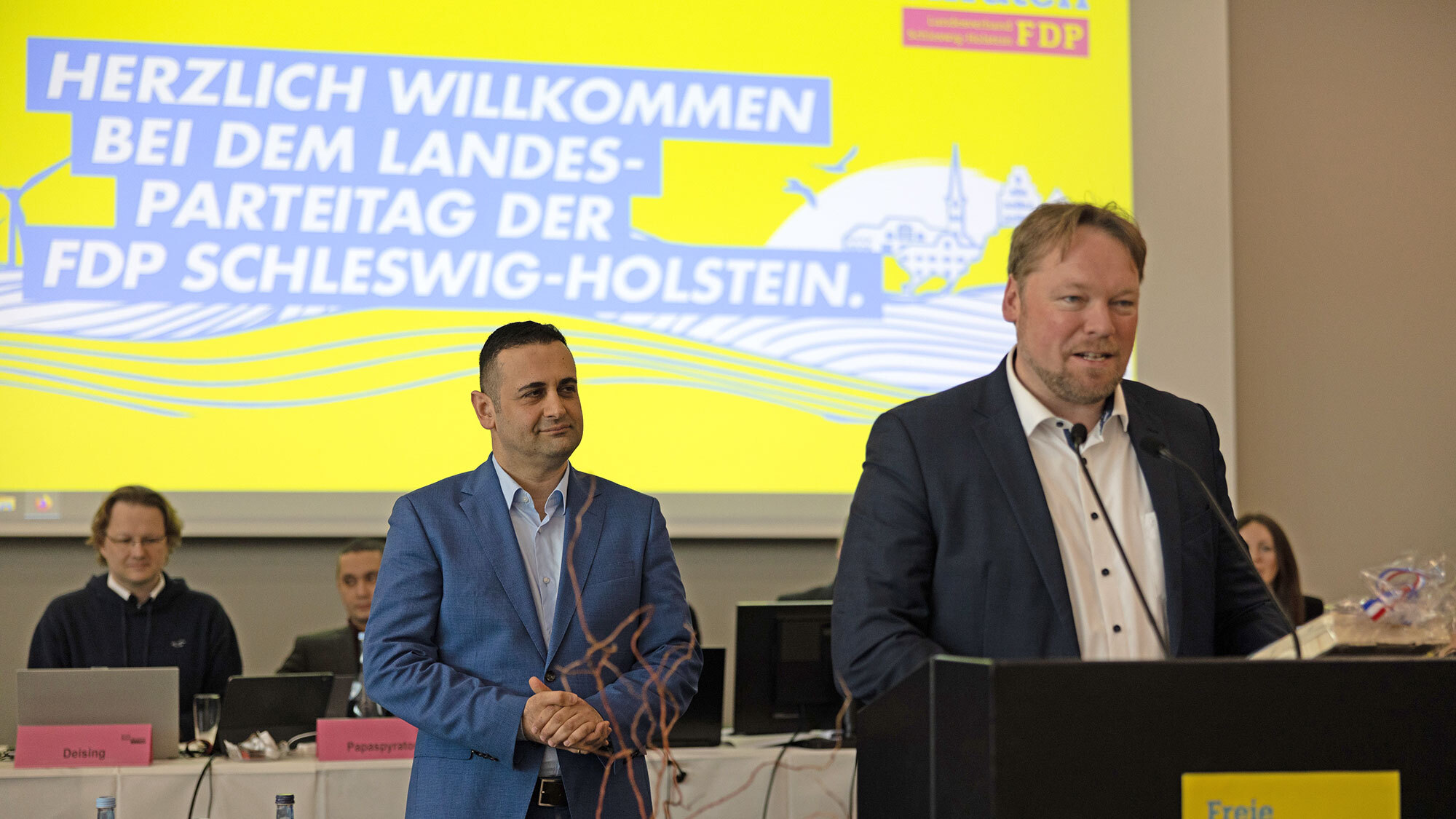Bijan Djir-Sarai und Oliver Kumbartzky auf dem Parteitag der FDP Schleswig-Holstein