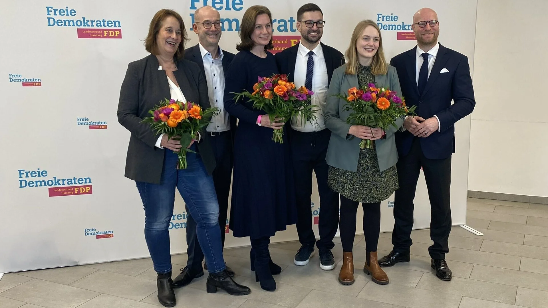 Foto des neu gewählten Landesvorstands der FDP Hamburg, u. a. mit der neuen Landesvorsitzenden Sonja Jacobsen