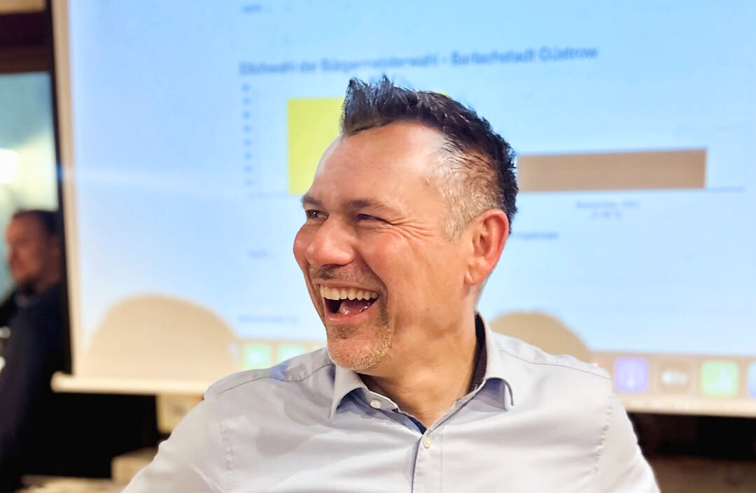 Sascha Zimmermann strahlt nach Bekanntgabe seines Wahlgewinns.