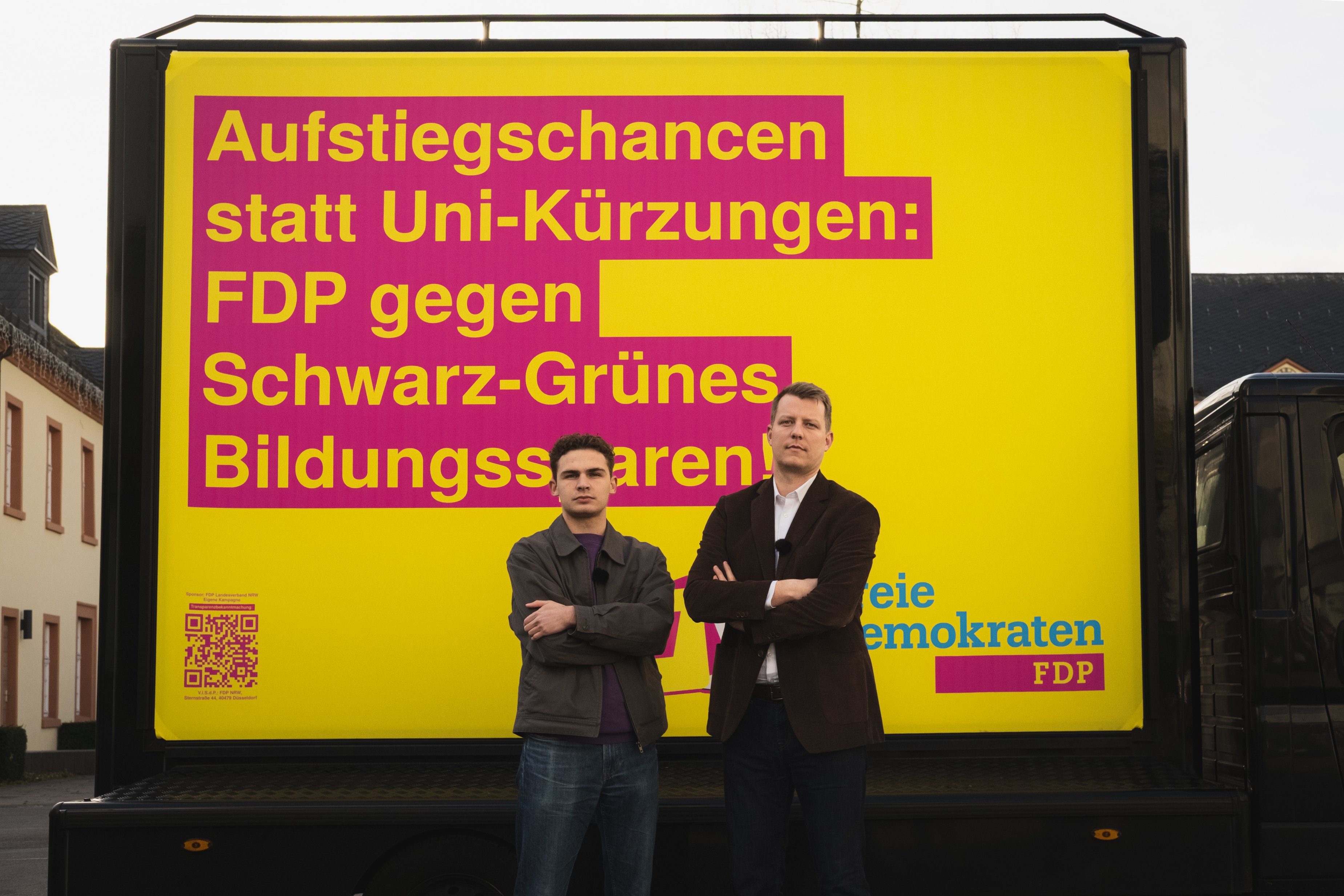 Henning Höne und Filip Günther vor Protest-Slogan. 
