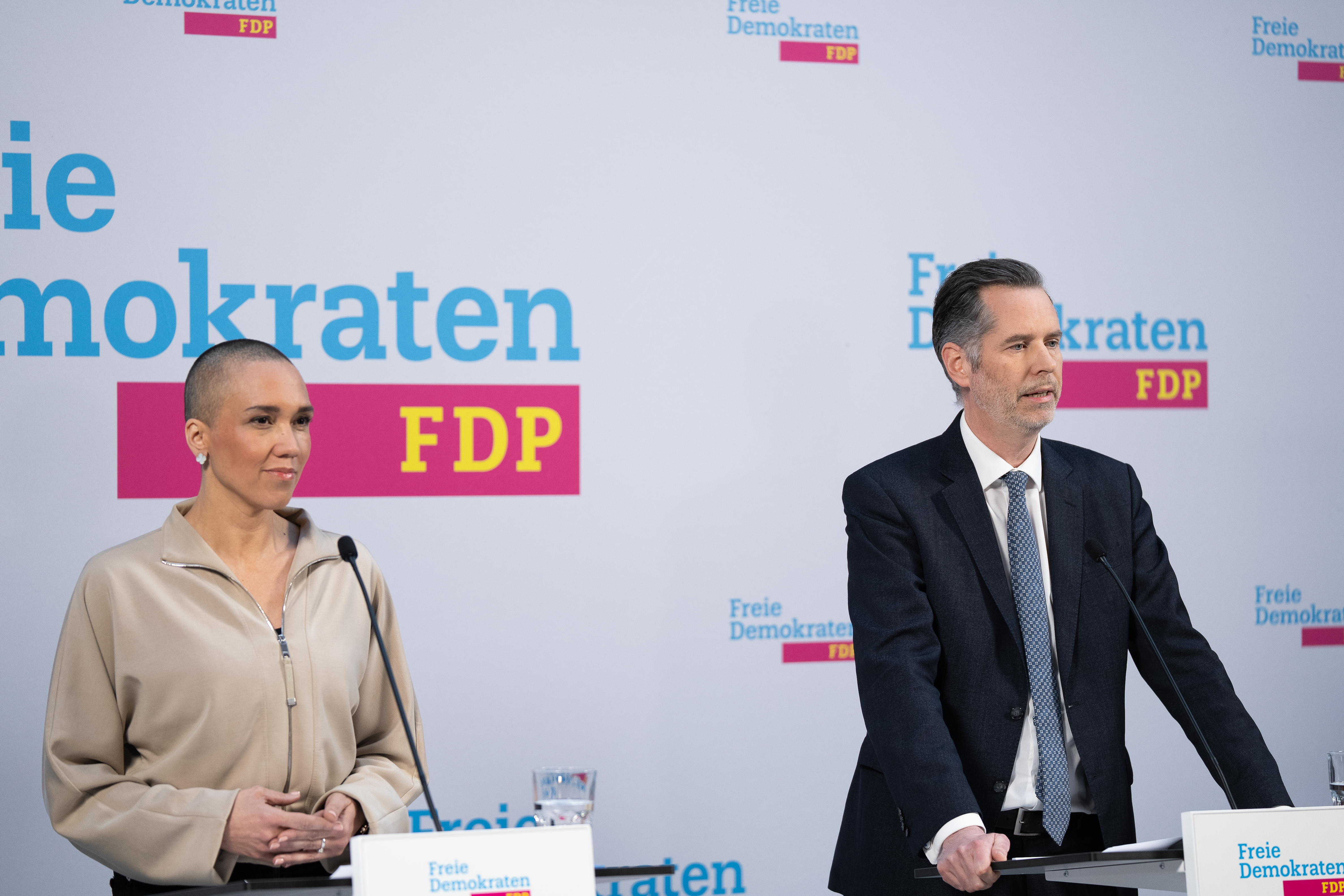 Nicole Büttner und Christian Dürr auf der Pressekonferenz. 