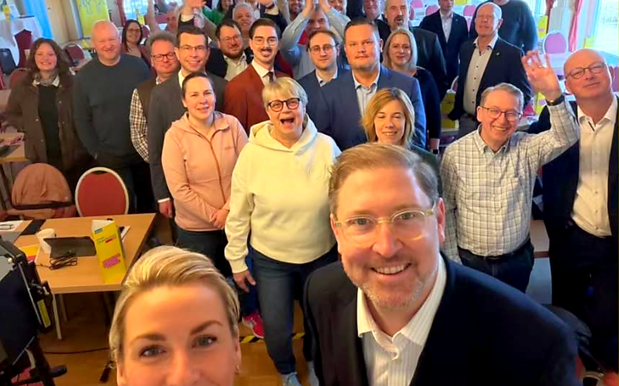 Selfie vom Landesparteitag. Gruppe an Mitgliedern. 