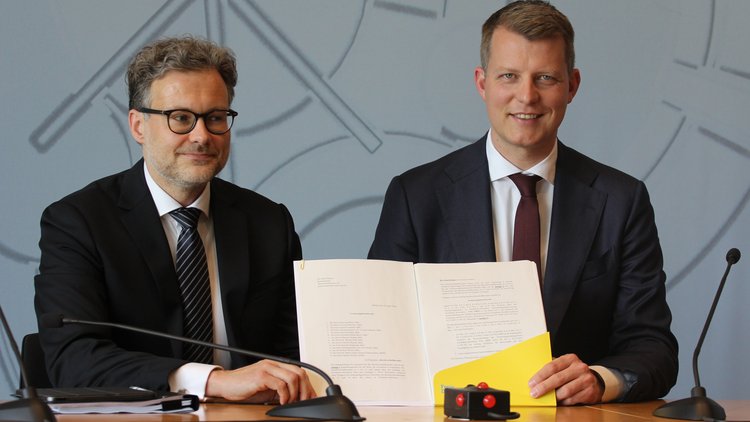 Dr. Peter Schantz und Henning Höne in der Landespressekonferenz zur Vorstellung der Verfassungsbeschwerde.
