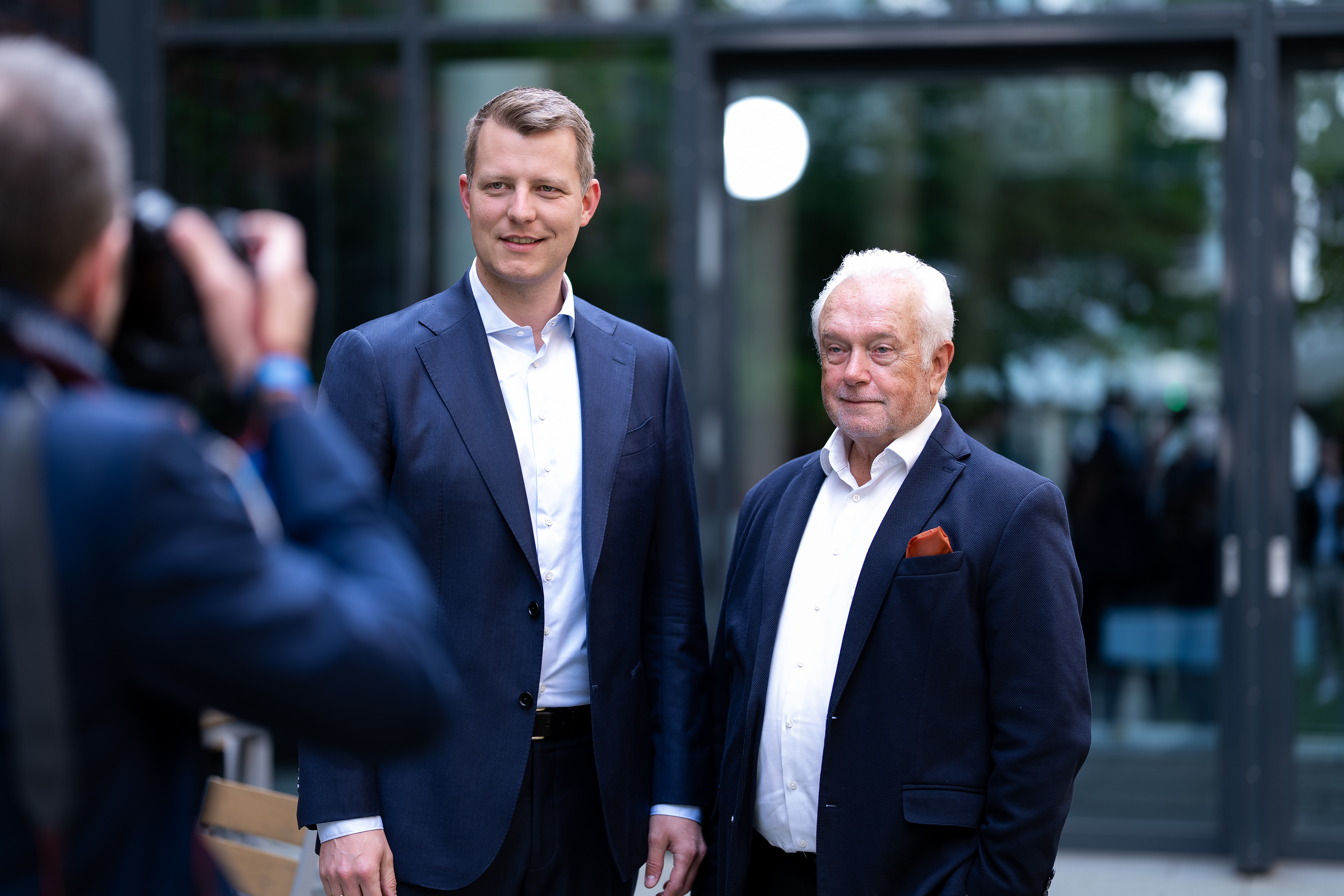 Höne und Kubicki werden fotografiert. 