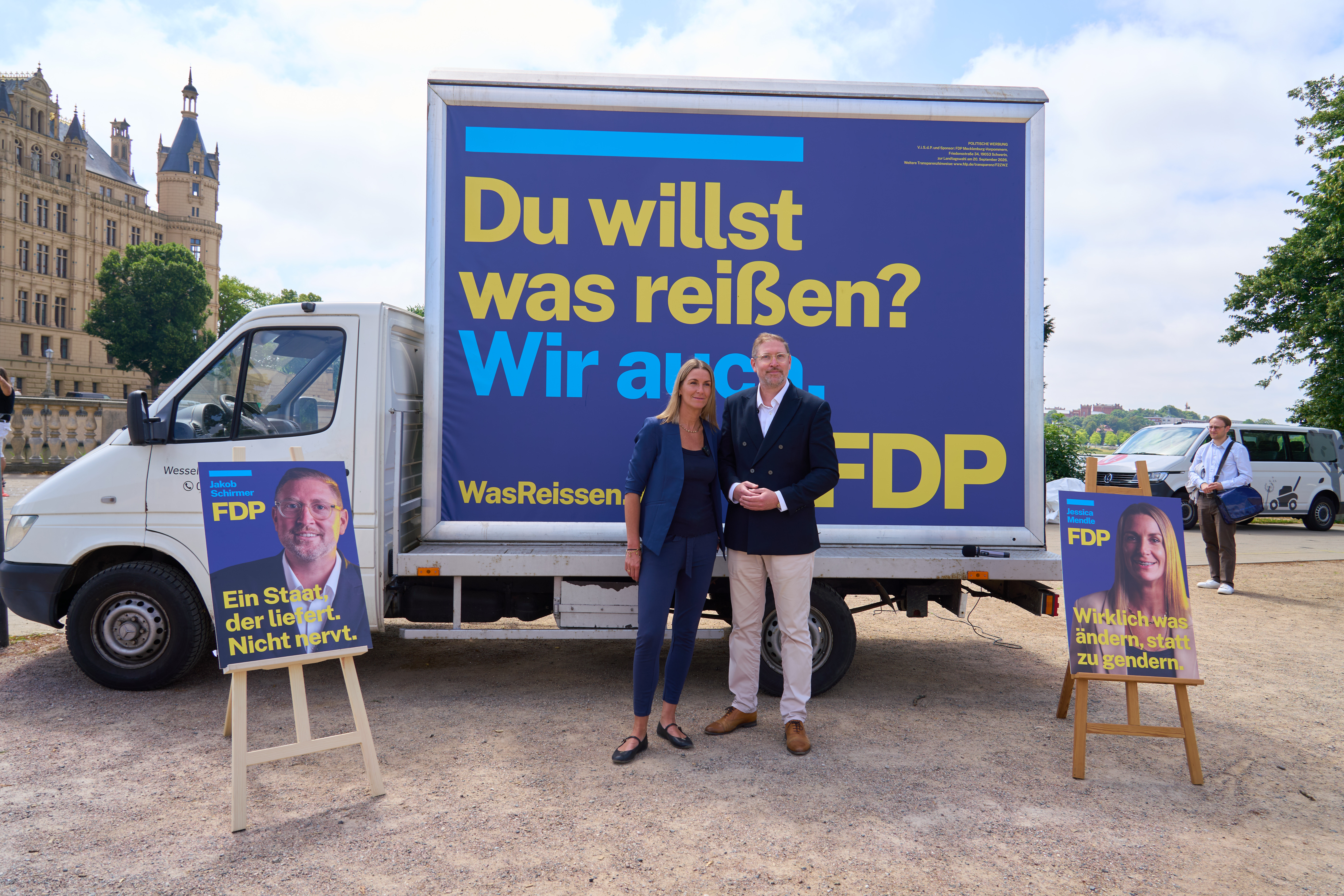 Mendele und Schirmer vor dem Kampagnenbus. 
