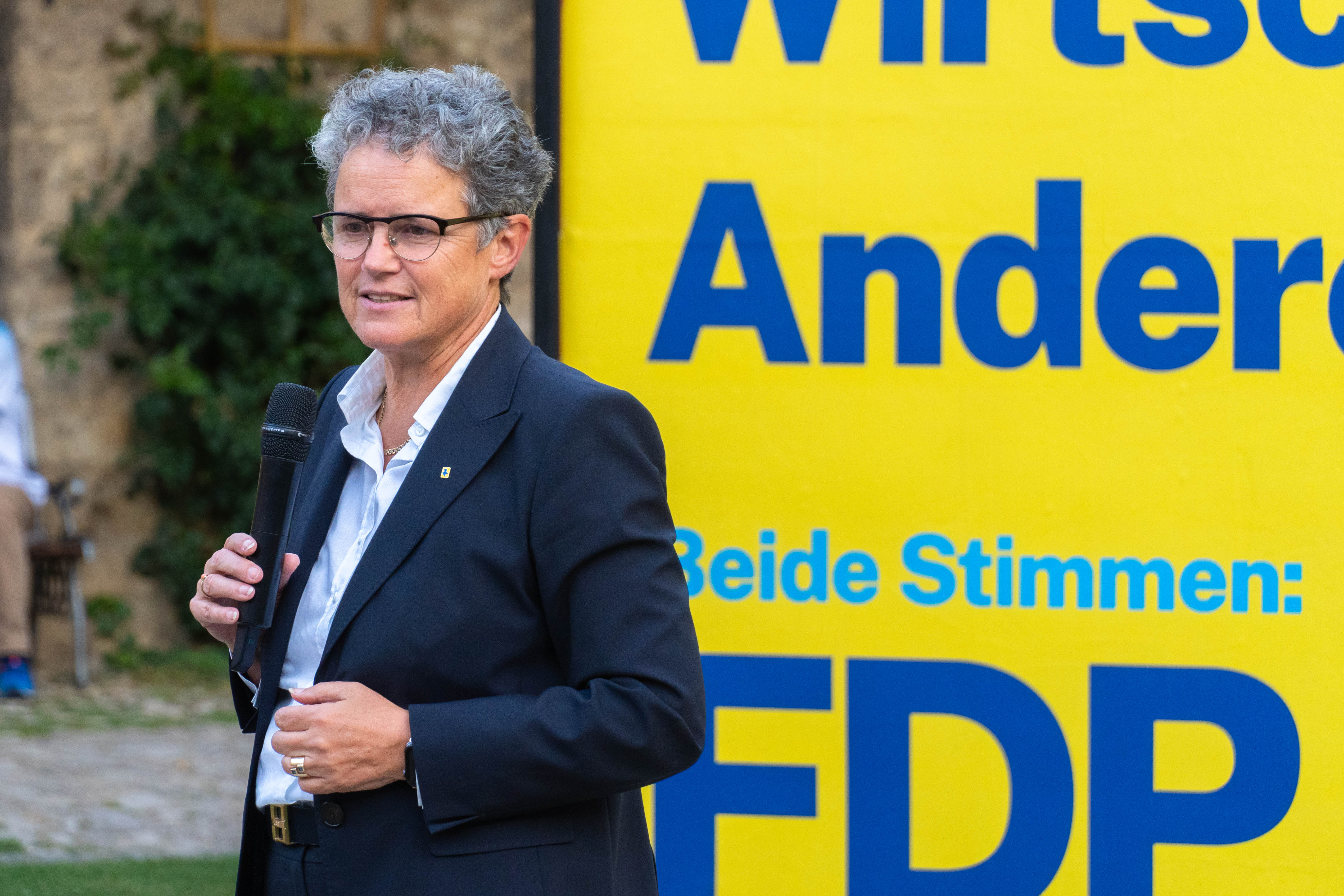 Lydia Hüskens vor Wahlplakat. 