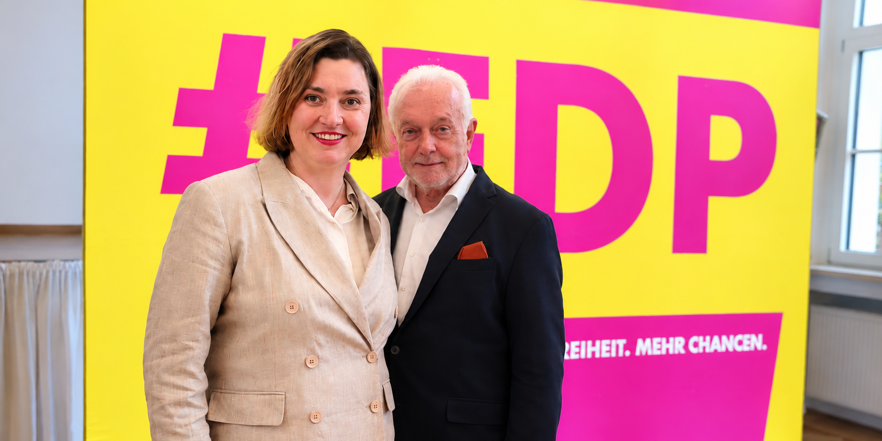 Dorothee von Hoff mit Wolfgang Kubicki vor FDP-Banner. 