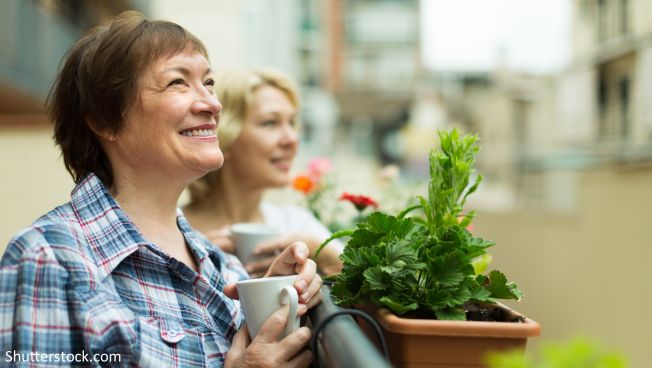 zwei Frauen auf Balkon