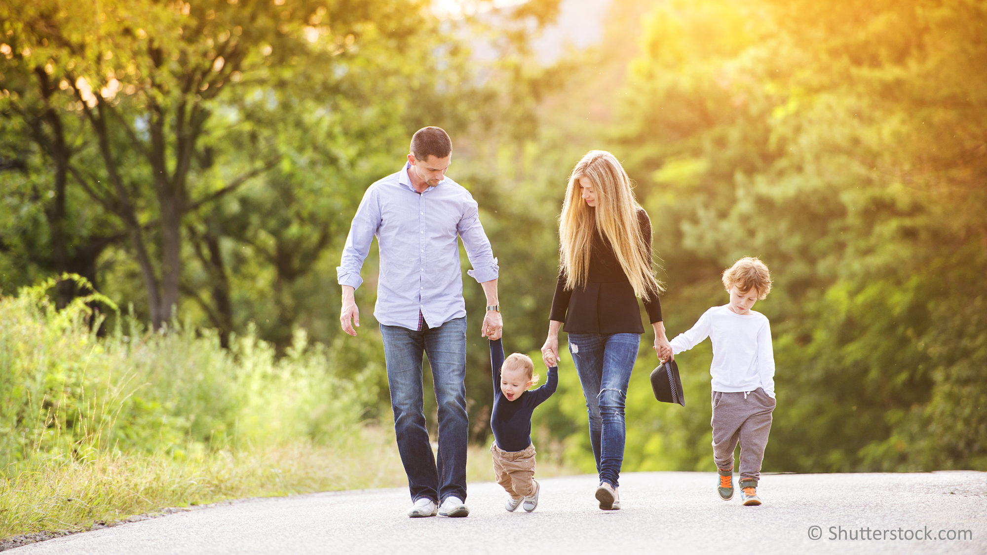 Familie mit Kindern beim Spaziergang