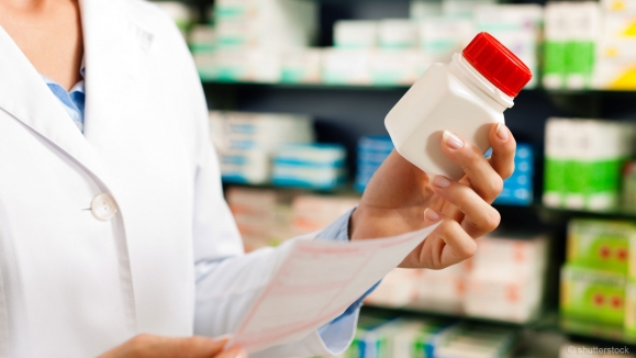 Apotheke, Arzneimittel, Apothekerin hält Medikament in der Hand