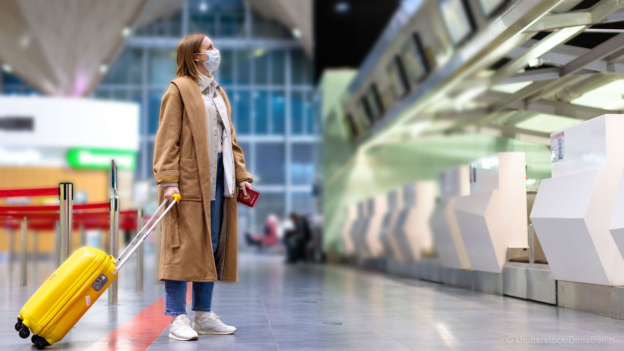 Frau am Flughafen