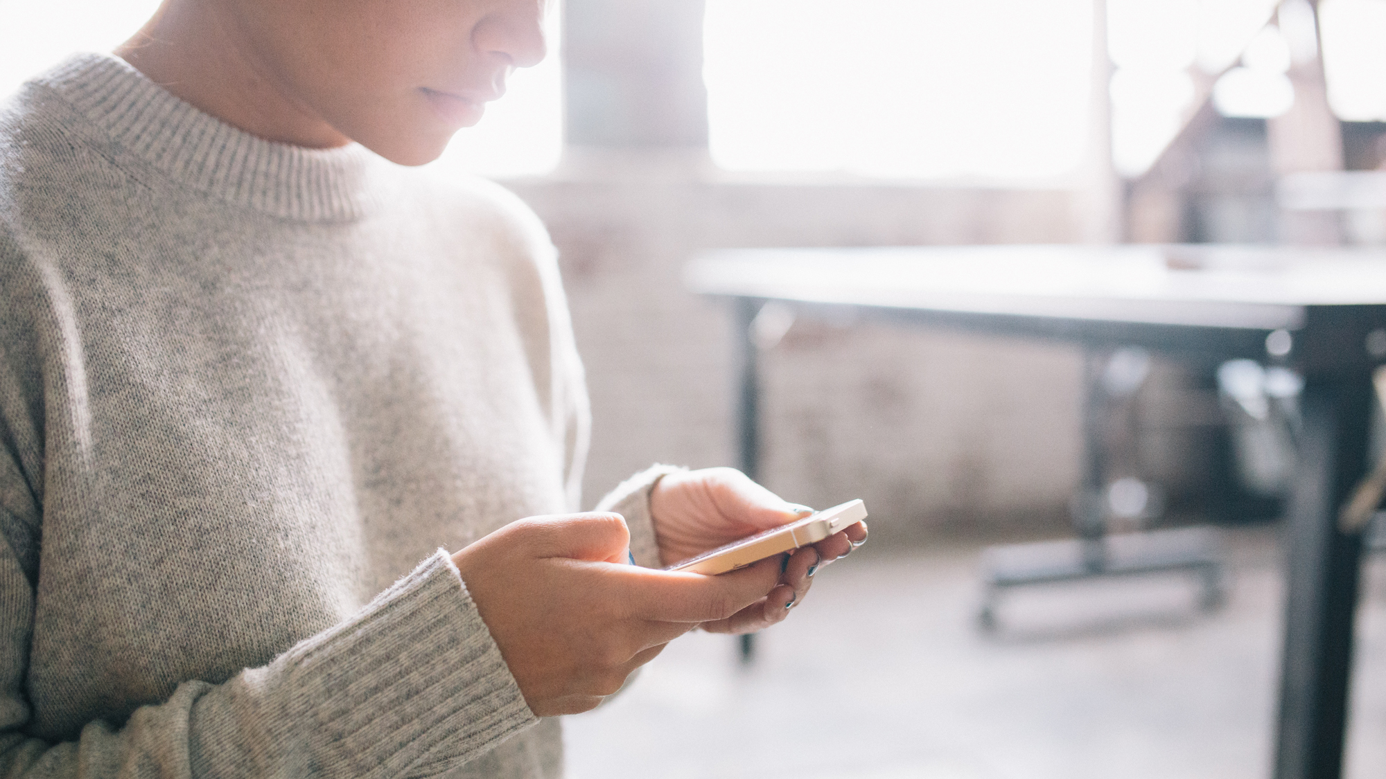 Frau mit Smartphone in der Hand