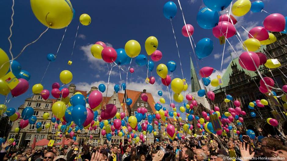 Luftballons steigen in den Himmel