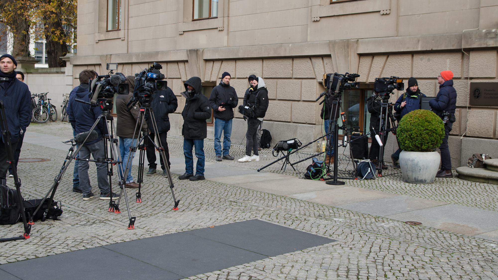 Vor der Parlamentarischen Gesellschaft
