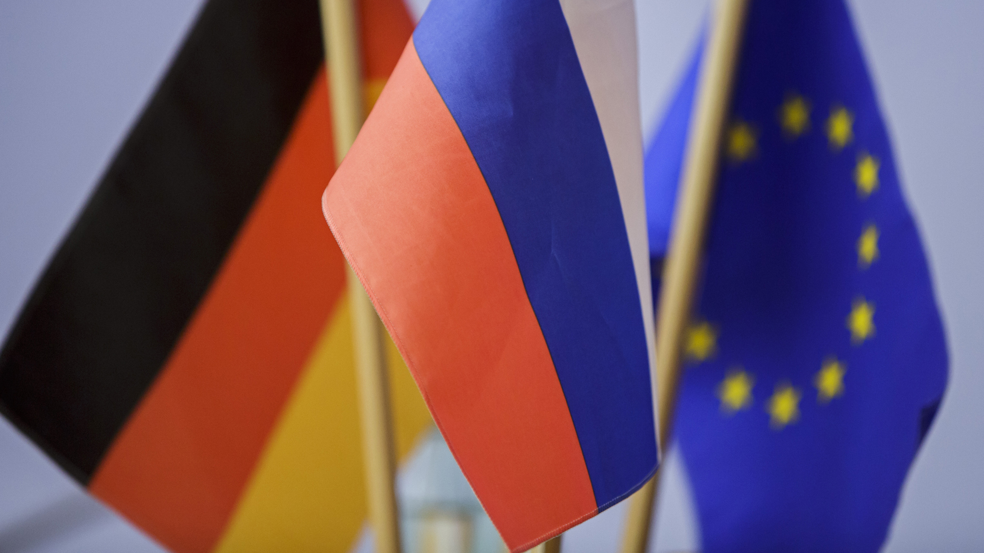 Deutschland-Russland-EU-Flaggen