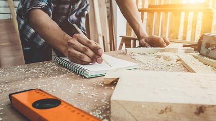 Selbstständiger Handwerker bei der Arbeit.