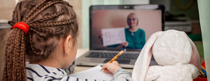 Chancengerechtigkeit: Kind lernt digital vor Laptop