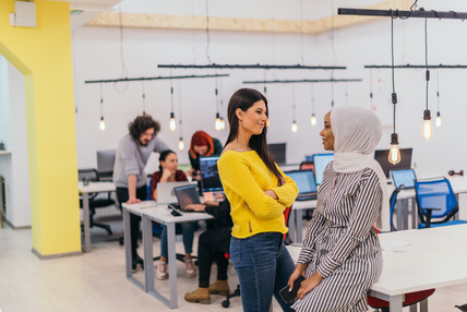 Einwanderung zwei Frauen im Gespräch im Büro