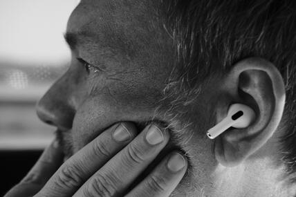 Christian Linder mit Kopfhörern