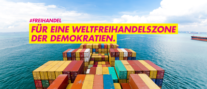 Freihandel: Containerschiff mit Text auf Bild: Für eine Weltfreihandelszone der Demokratien.