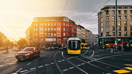 Bild von einer Kreuzung mit Autos, Straßenbahn, Fußgängern und Radfahrern, Text auf Bild: Pendlerpauschale erhalten. Keine Mehrbelastung für die arbeitende Mitte