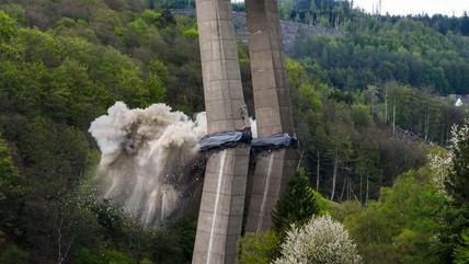 Einstürzende Brückenpfeiler der Talbrücke Rahmede 