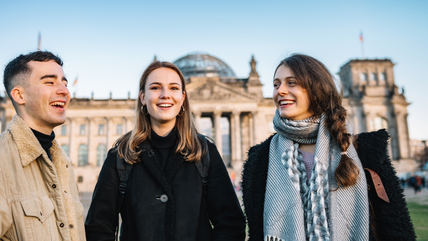 Menschen vor dem Reichstag