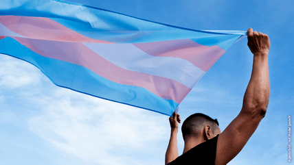 Mann mit Transgender Flagge