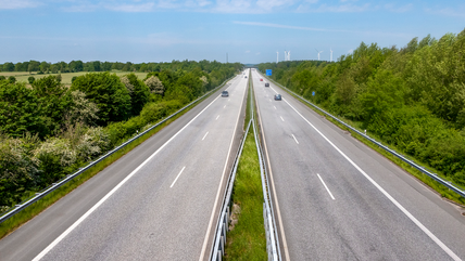 Autobahn mit Autos