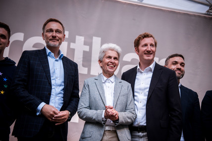 Auf einem vollen Georgsplatz haben Christian Lindner, Strack-Zimmermann, Jan Christoph Oetjen und Konstantin Kuhle