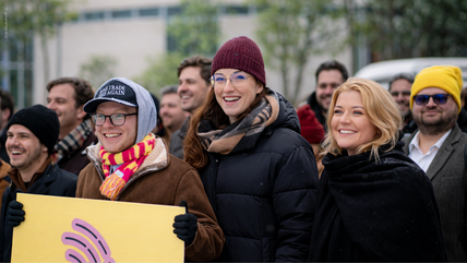 Junge Liberale mit Plakat. 