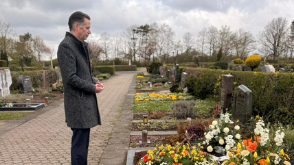 Christian Dürr am Grab von Hans-Dietrich Genscher