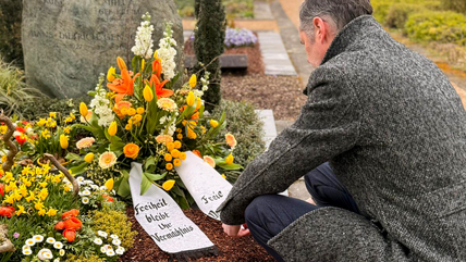 Christian Dürr am Grab von Hans-Dietrich Genscher