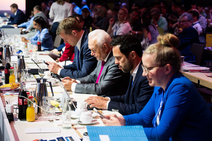FDP-Bundesgeschäftsführerin Maria Wandel, Generalsekretär Martin Hagen und FDP-Chef Wolfgang Kubicki am Tisch. 