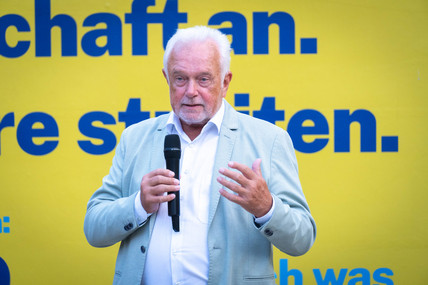 Wolfgang Kubicki vor Wahlplakat. 