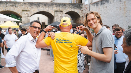 Mann im FDP-Shirt "Wo Freiheit ist, ist alles möglich!" 