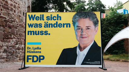Wahlplakat von Lydia Hüskens "Weil sich was ändern muss"